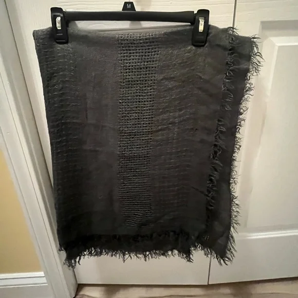 Steve Madden Oversized Dark Gray Lightweight Fringed Woven Shawl/Wrap - Picture 3 of 6